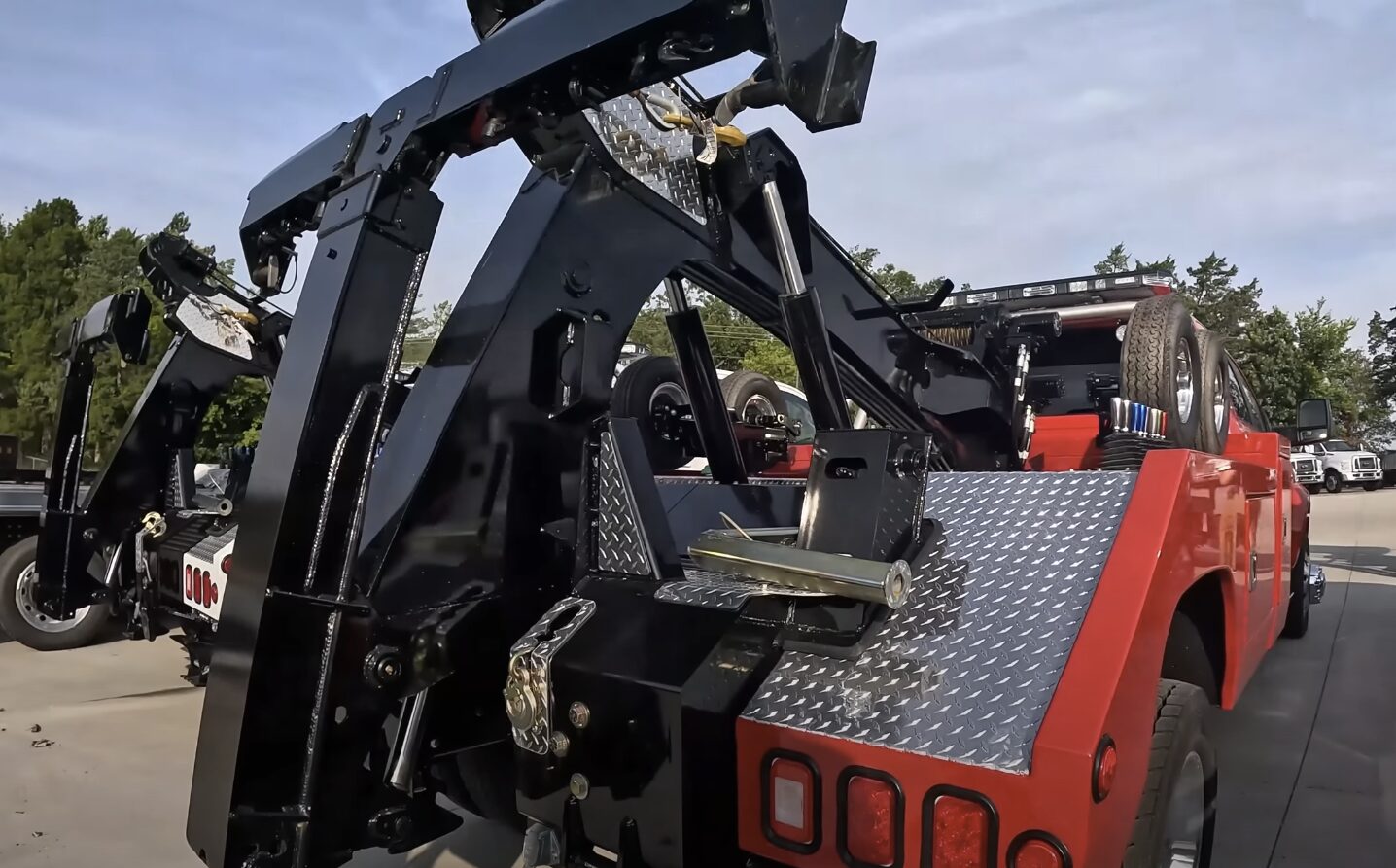 Expert towing service while waiting for assistance Professional towing service with modern equipment in Maywood, CA